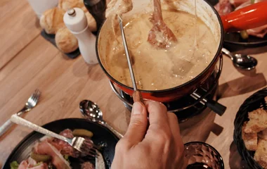 Fondue de queso con acompañamientos.