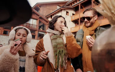 Família comendo cupcakes e conversando