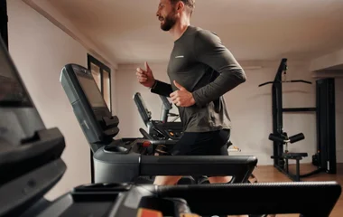 Homem correndo na esteira.