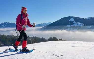 Mulher caminhando na neve.