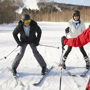 Casal em aula de esqui no Club Med.