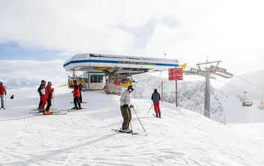 Un hombre esquiando en las pistas de St. Moritz.