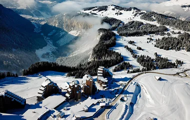 Região dos Alpes coberta por neve.