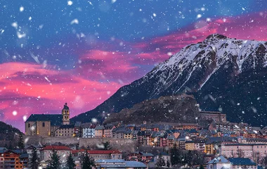 Alpes com o céu rosa e azul.
