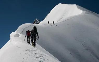 Pessoas caminhando em direção ao topo da montanha.