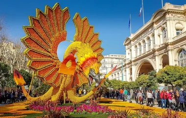 Escultura colorida na cidade de Menton.