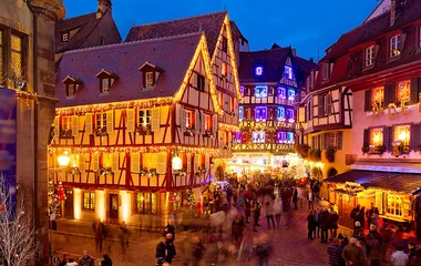 Centro turístico durante a noite em Colmar.