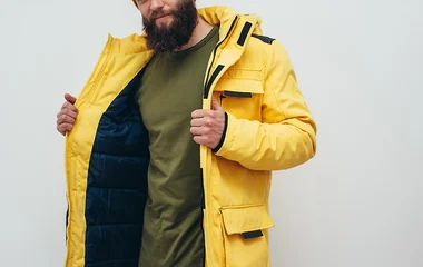 Homem usando jaqueta amarela para neve.