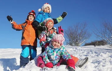 Crianças se divertindo na neve.