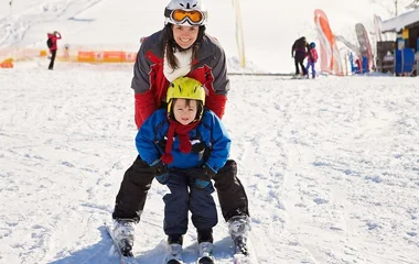 Menino aprendendo a esquiar.