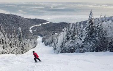 Pessoa esquiando em Le Massif de Charlevoix.