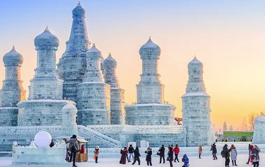 Castelo de gelo em montanha nevada próximo à região de Yabuli na China.