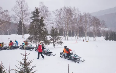 Pessoas andando de moto.