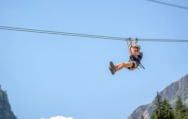 Menino descendo na tirolesa.