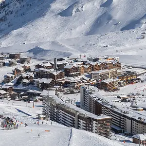 Estação Tignes em dia de sol.