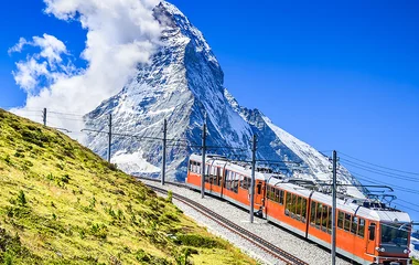 Trem subindo a montanha.