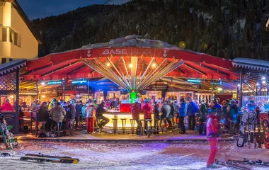 Bar cheio de clientes à noite.