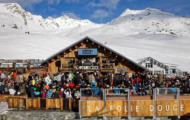 Bar e restaurante La Folie Douce cheio de turistas.