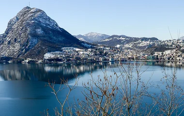 Extenso lago em Lugano.