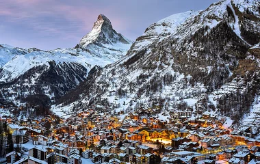 Cidade de Zermatt vista de cima no final da tarde.