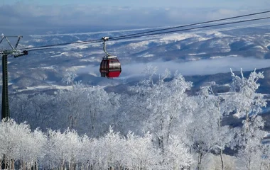 mulher na janela do quarto do resort