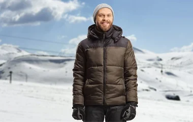 homem com casaco de neve