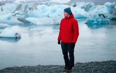 homem com casaco de neve