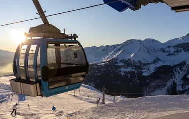 Teleférico parado em Crans-Montana.