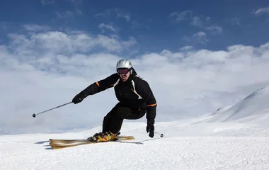 Homem esquiando em Davos.
