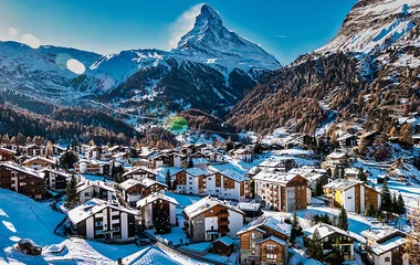 Cidade de Zermatt em dia de sol.
