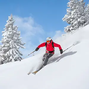 Homem esquiando no Canadá.
