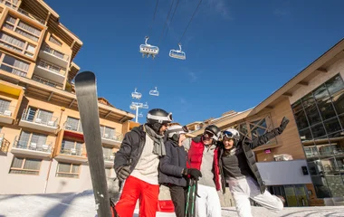 Amigos em frente ao Club Med em Val Thorens.