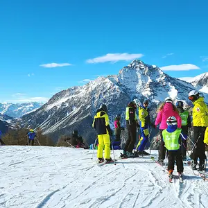 Pessoas esquiando na Via Lattea.