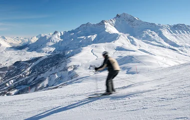 Homem esquiando em Valmorel.