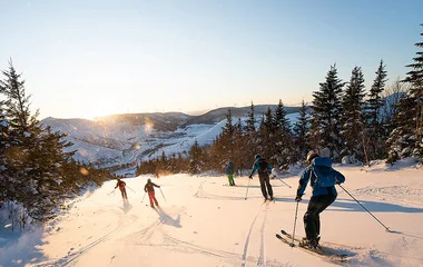 Pessoas esquiando no Canadá.