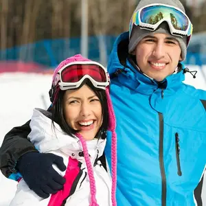 homem vestido com casaco de neve