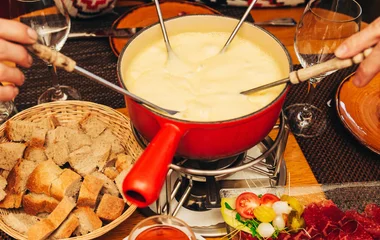 panela de fondue de queijo.