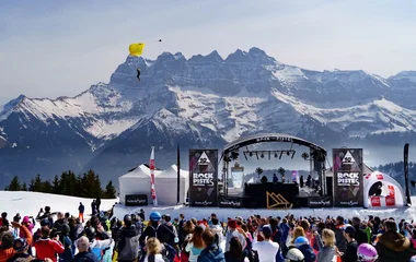 Vista do palco com montanhas de neve atrás