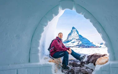 Pessoas andando com raquete na neve.