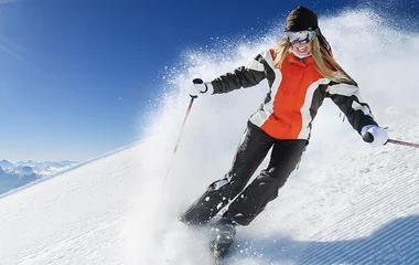 Mulher esquiando sorrindo