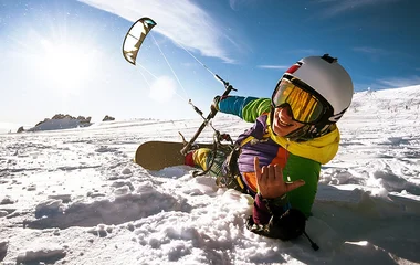 Homem praticando kite-skiing.