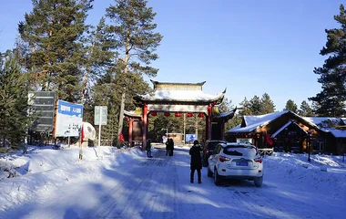 Homem praticando kite-skiing.