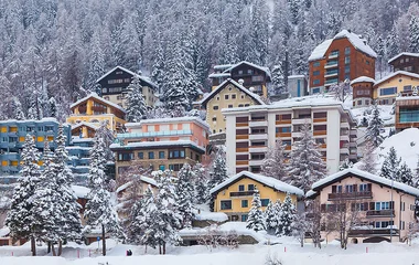 Cidade de St. Moritz com neve.