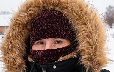 Homem na neve usando balaclava