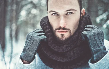 Homem usando luvas de inverno pretas.