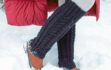 Mulher usando polaina na neve