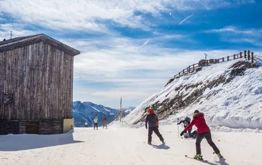 Esquiadores na neve em Serre Chevalier