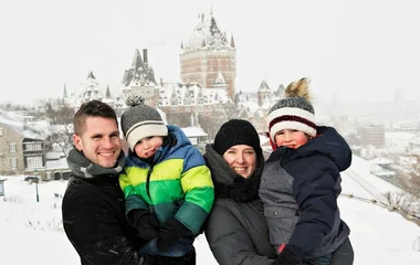 Familia com roupas de inverno sorrindo