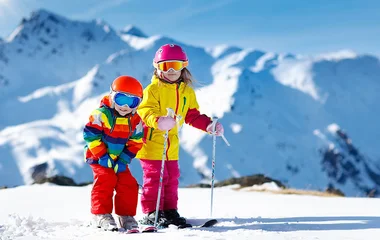 Duas crianças esquiando