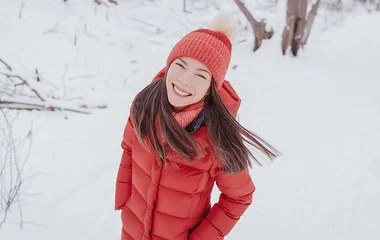 Mulher na neve vestindo casaco termico